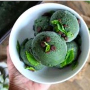 Boule de Glace Menthe-Spiruline-Chocolat